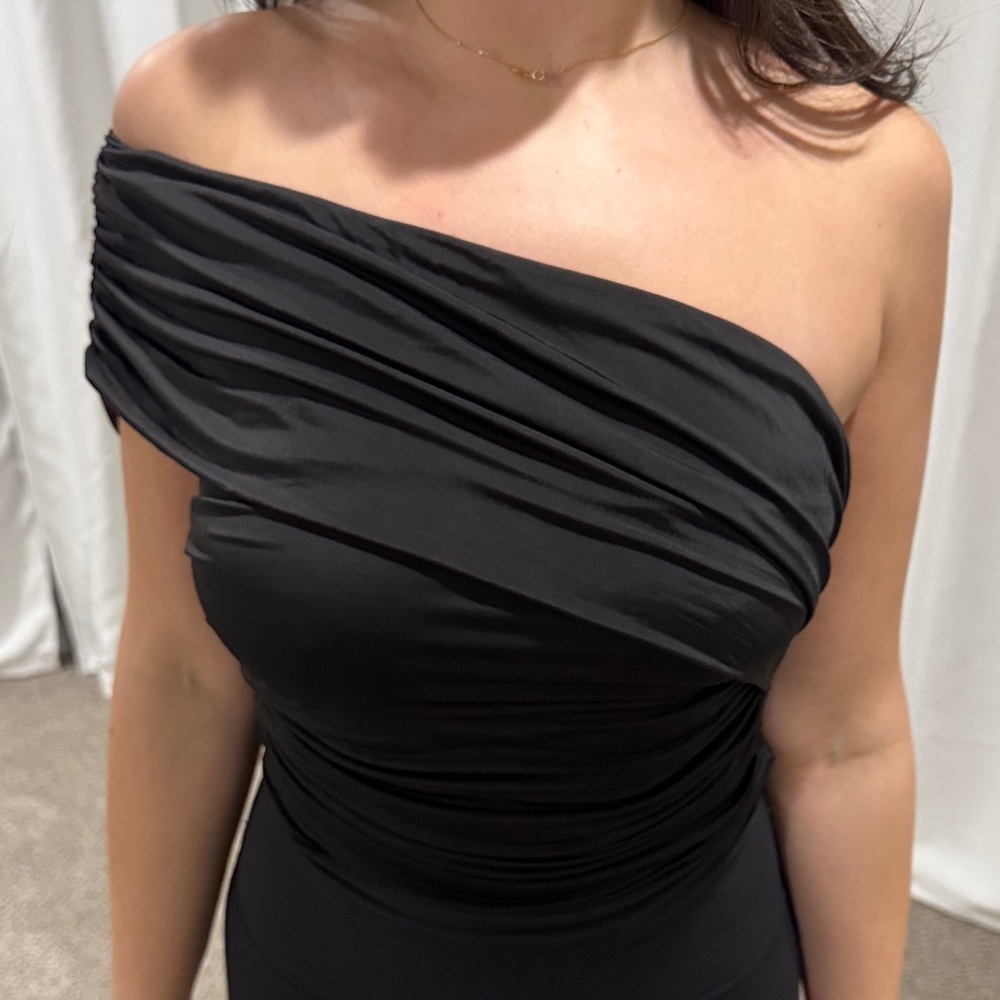 Elegant Black One-Shoulder Bodysuit